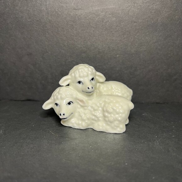 Vintage Small White Ceramic Easter Spring Sheep Lambs Decorative Figurine 1.75" - Picture 1 of 6
